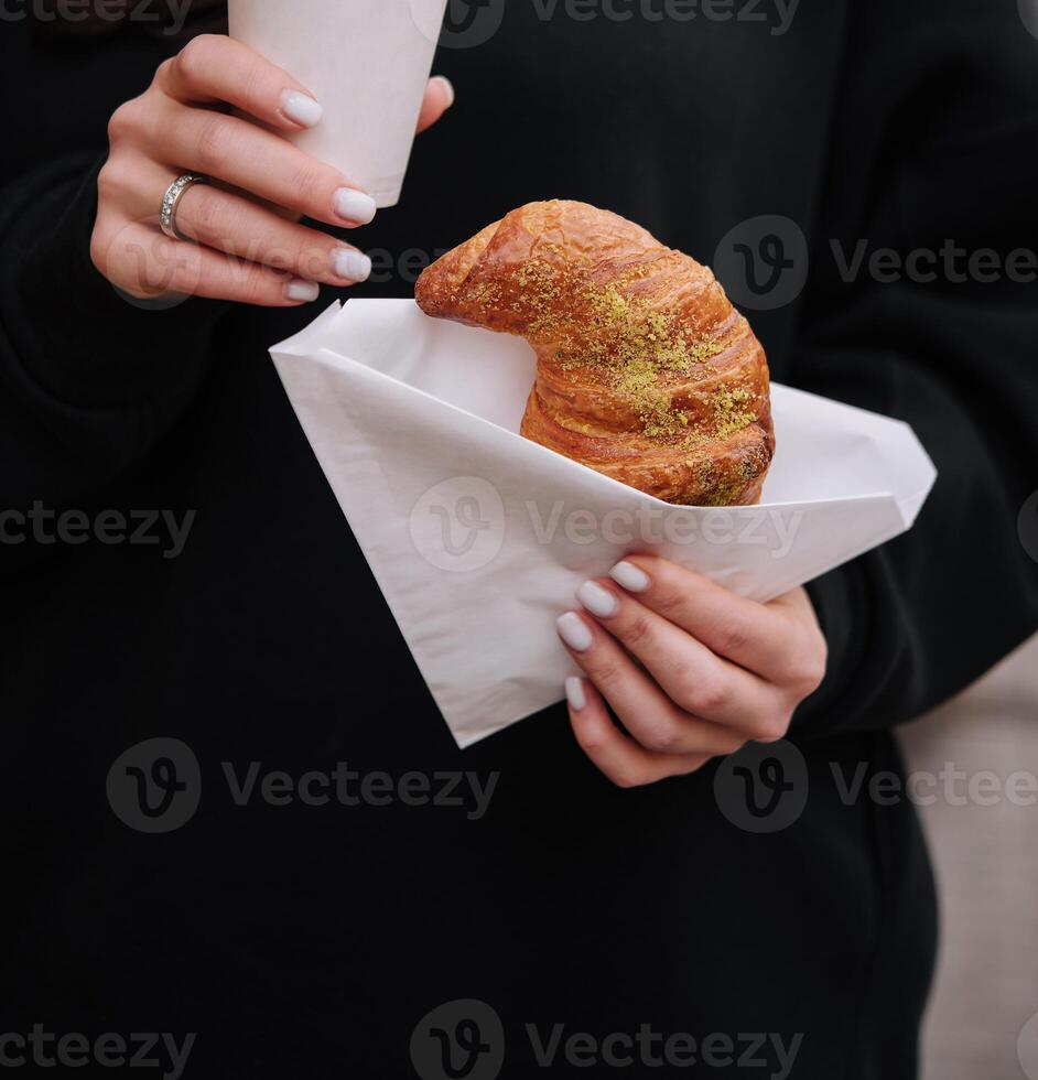 mattina caffè e brioche al affresco foto