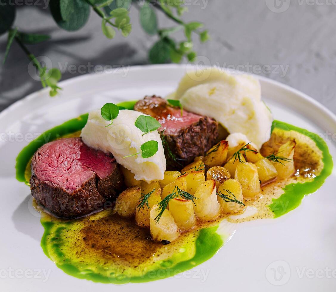 Manzo medaglioni con schiacciato patate e sedano foto