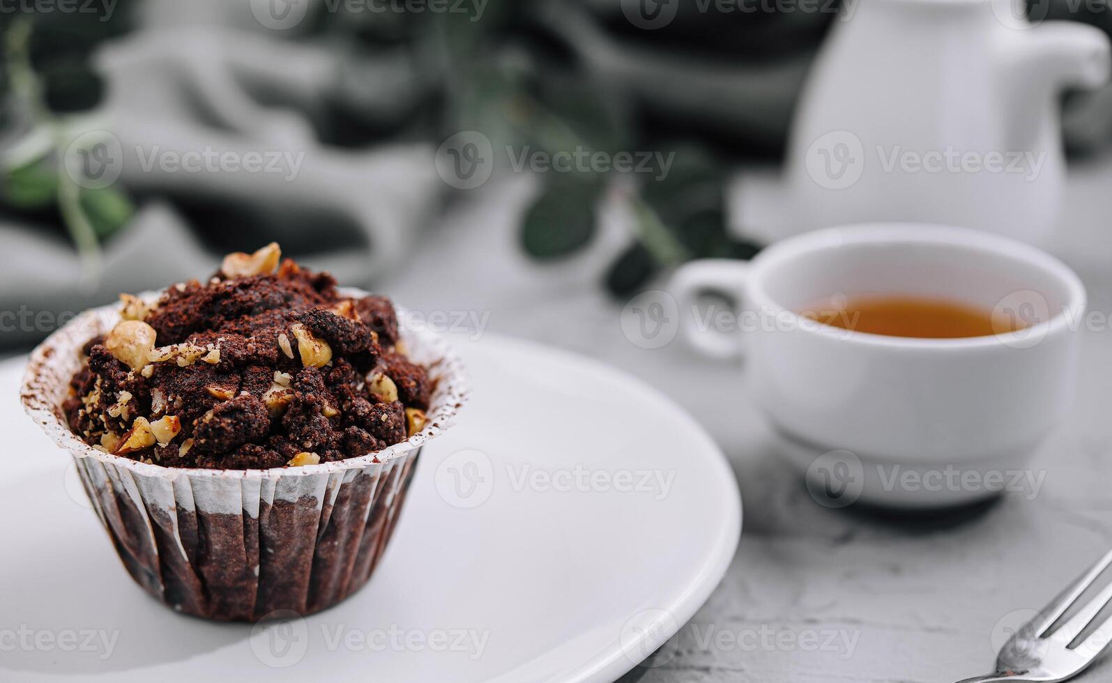 uno nero cioccolato muffin con noccioline briciole foto