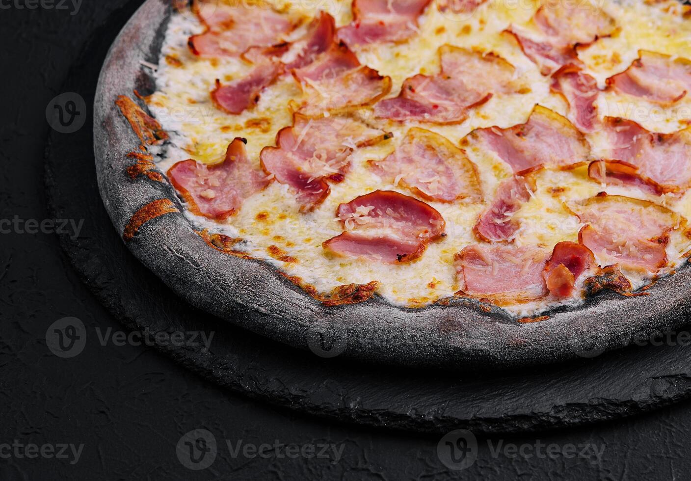 nero Impasto Pizza con formaggio e prosciutto foto