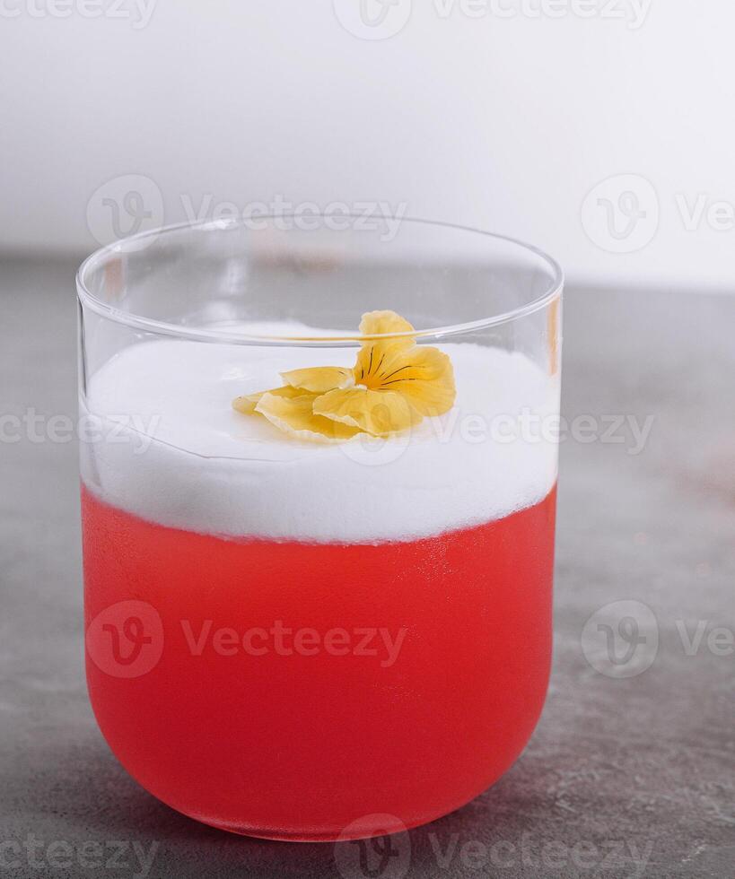 fresco rosso succo e camomilla sciroppo con Limone foto