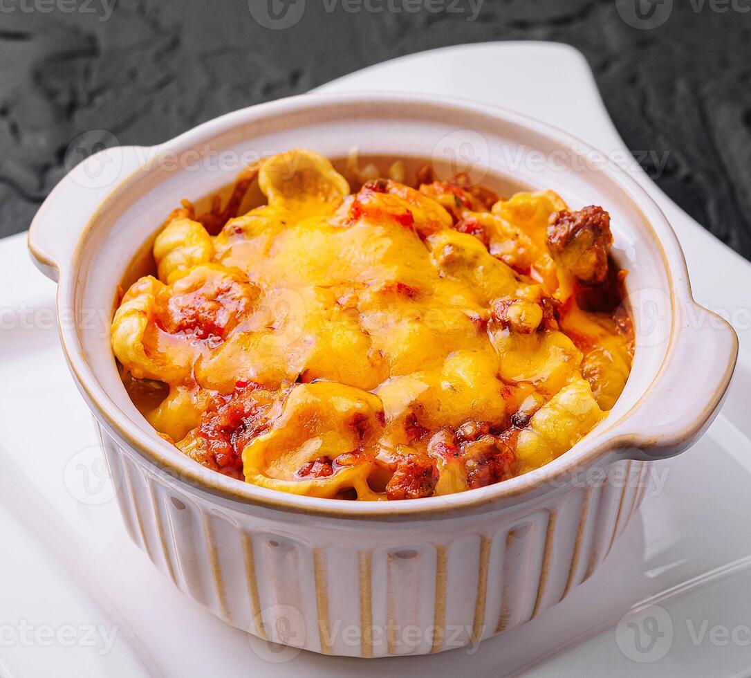 maccheroni e formaggio al forno su piatto foto