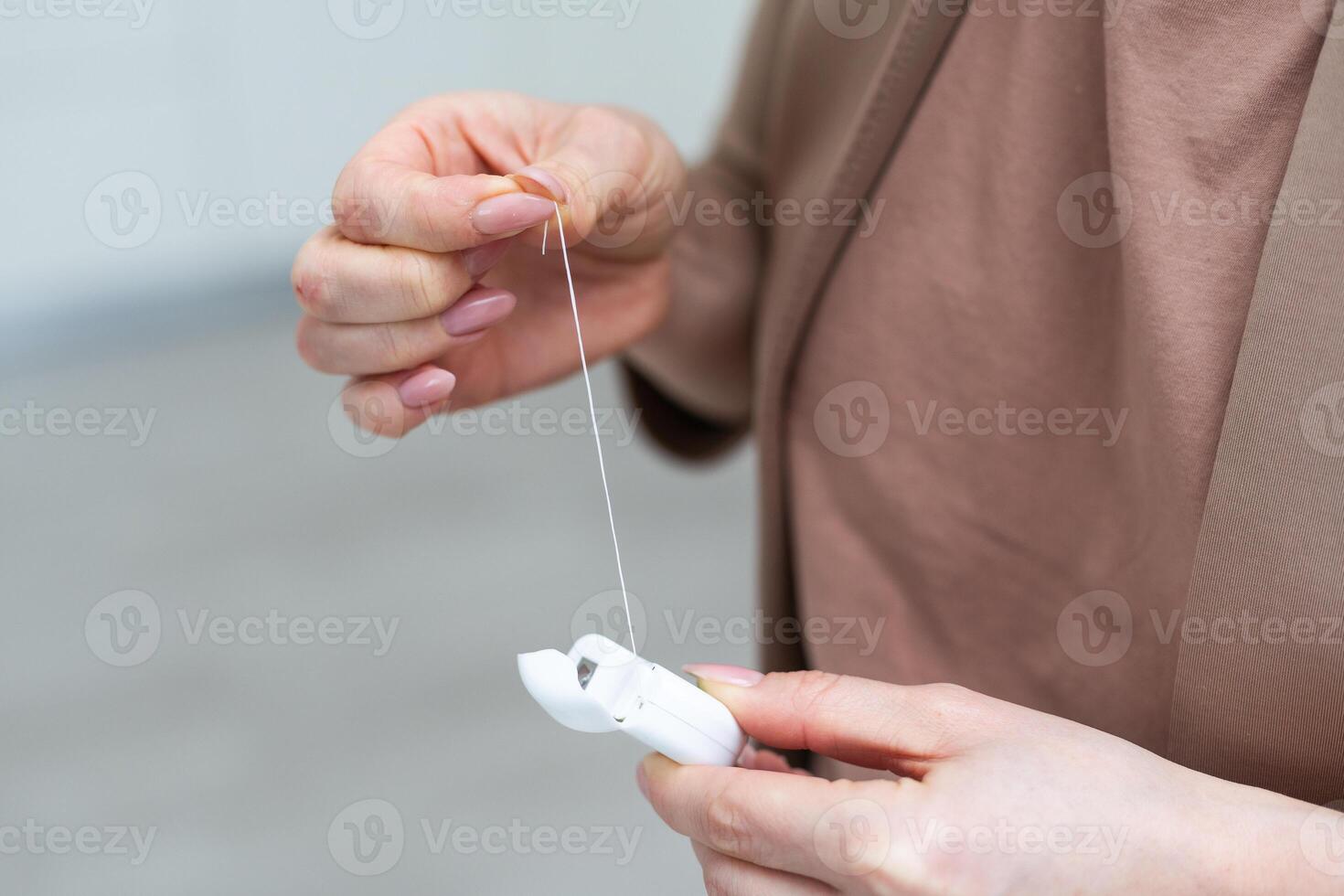 dentale filo nel il mani vicino su foto