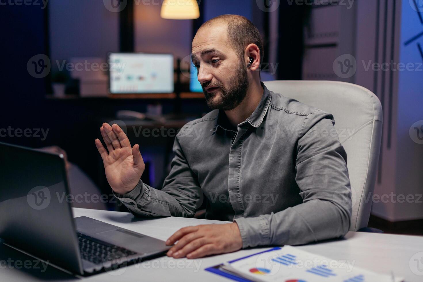 imprenditore saluto persone durante in linea chiamata per parlare di futuro progetto. uomo d'affari nel il corso di un importante video conferenza mentre fare col tempo a il ufficio. foto