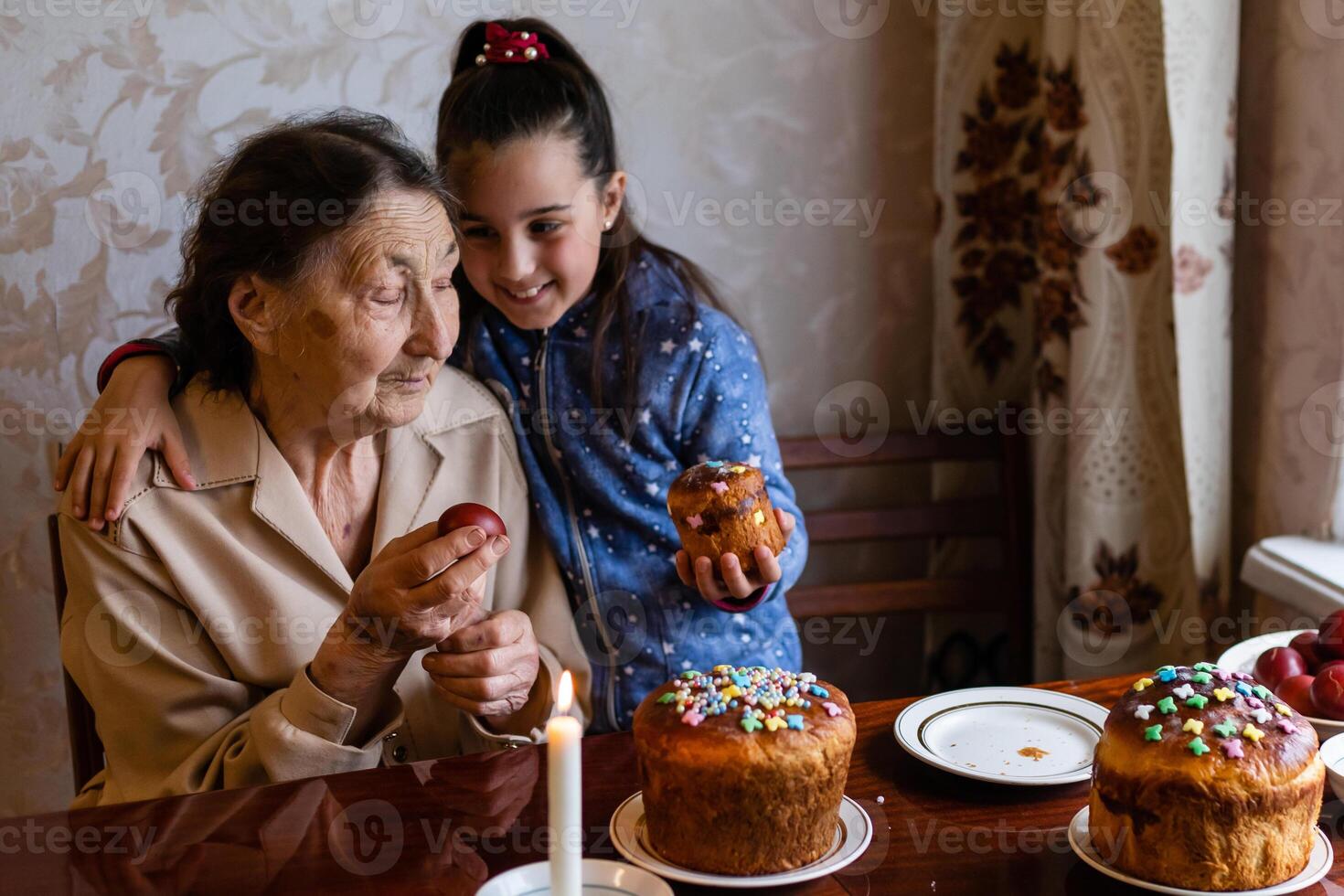 anziano donna celebrazione Pasqua concetto. foto