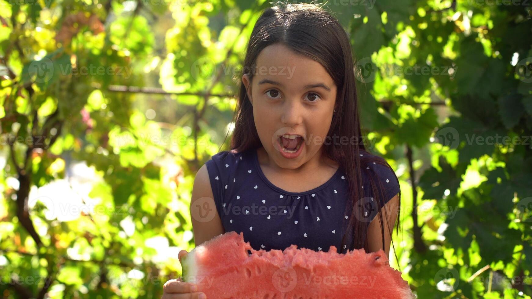 contento bambino mangiare anguria. ragazzo mangiare frutta all'aperto. poco ragazza giocando nel il giardino pungente un' fetta di anguria. foto