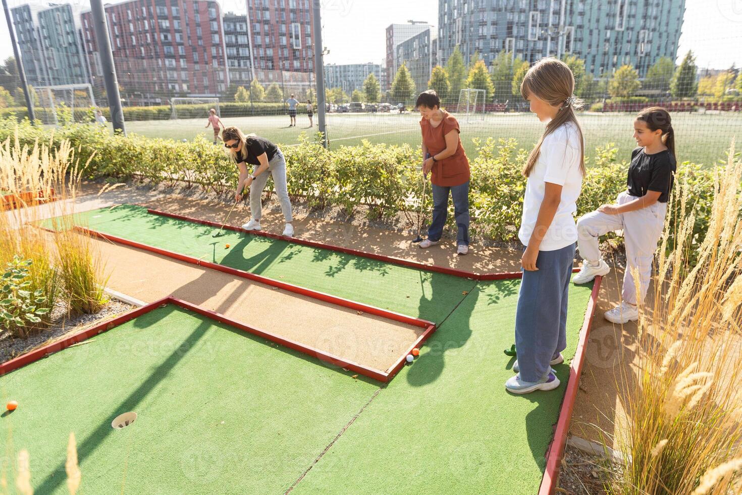 golf corso gruppo di amici persone con bambini in posa in piedi foto