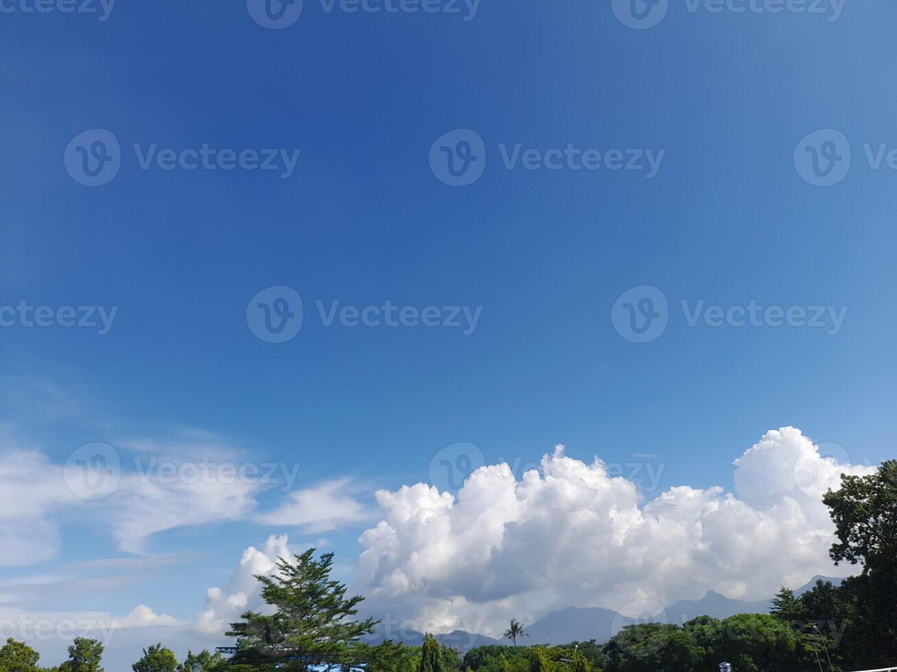 il bianca nuvole su il blu cielo siamo Perfetto per il sfondo. skyscape su Lombok isola, Indonesia foto