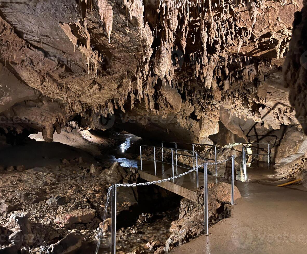 cascata il dentro di un' grotta foto