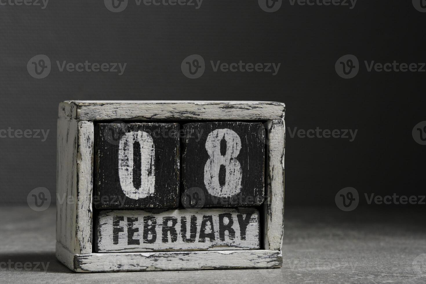 febbraio 08 su di legno calendario, su buio grigio sfondo. foto
