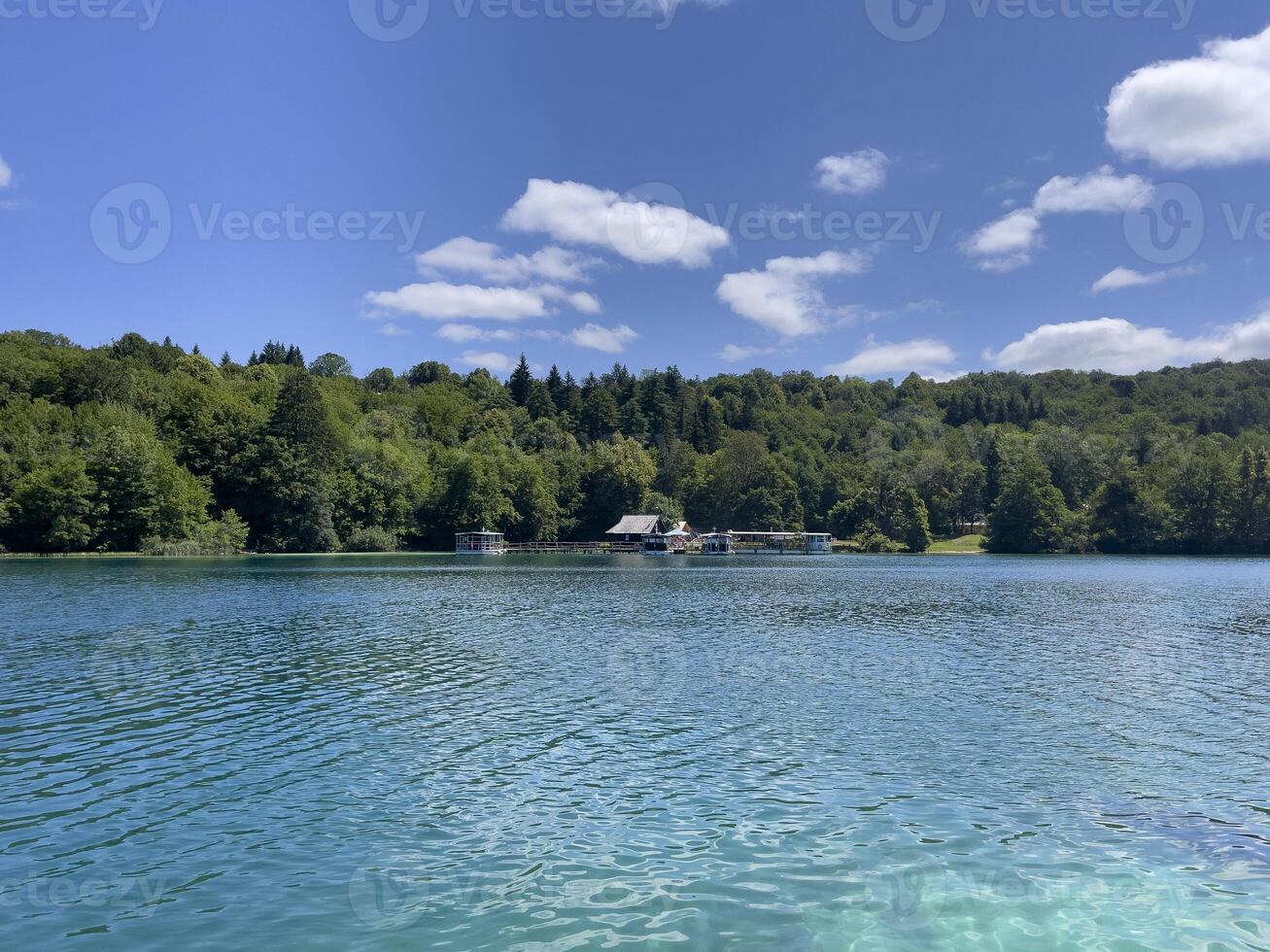 un' lago con un' Casa su esso foto