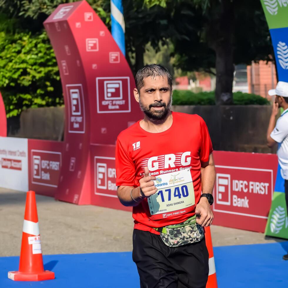 nuovo delhi, India - ottobre 15 2023 - vedanta delhi metà maratona gara dopo covid nel quale maratona partecipanti di per attraversare il finire linea, delhi metà maratona 2023 foto