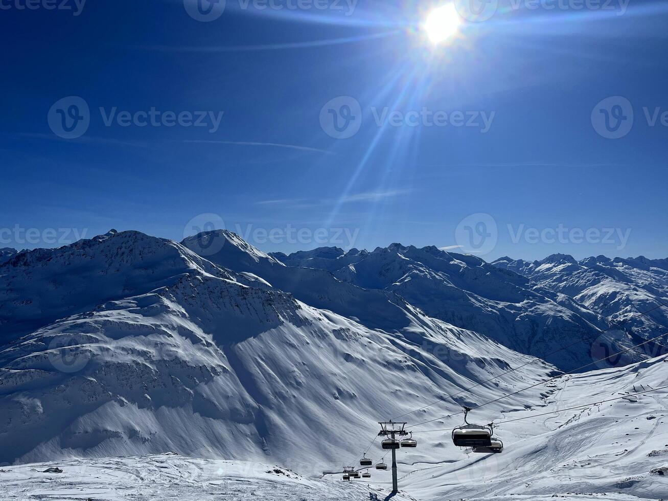 un' sciare sollevamento su un' nevoso montagna foto