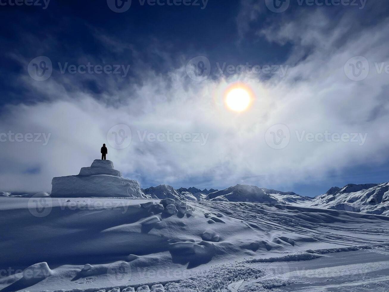 solo persona sta su superiore di un' neve coperto montagna foto