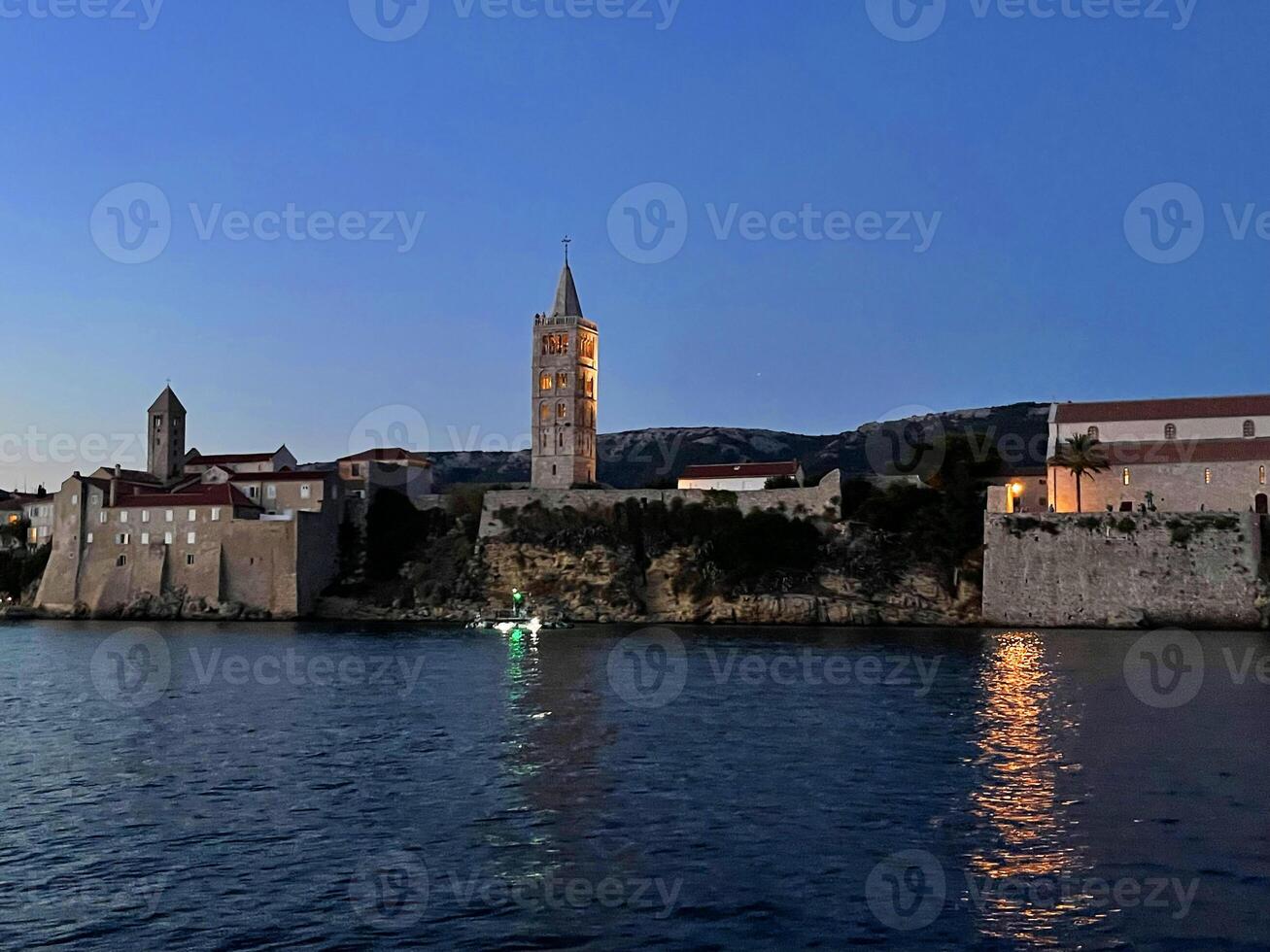 un' barca è andare in barca attraverso il acqua vicino un' città foto