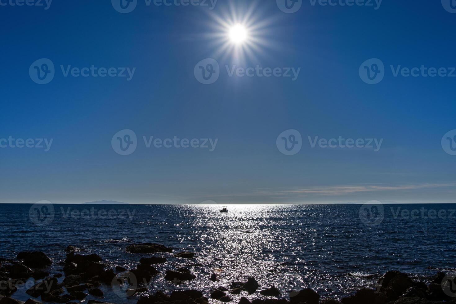 un' pescatore nel il oceano contro il leggero foto