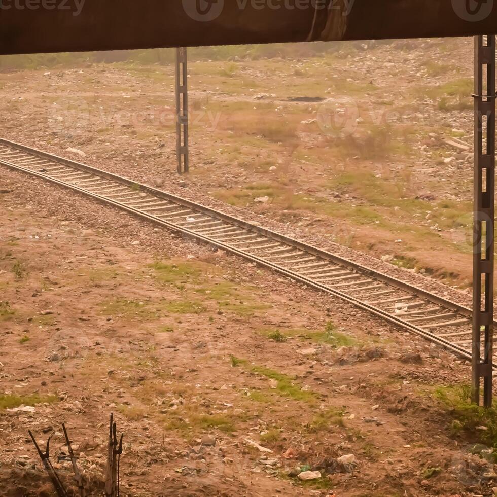 Visualizza di treno ferrovia brani a partire dal il mezzo durante giorno a kathgodam ferrovia stazione nel India, treno ferrovia traccia Visualizza, indiano ferrovia giunzione, pesante industria foto