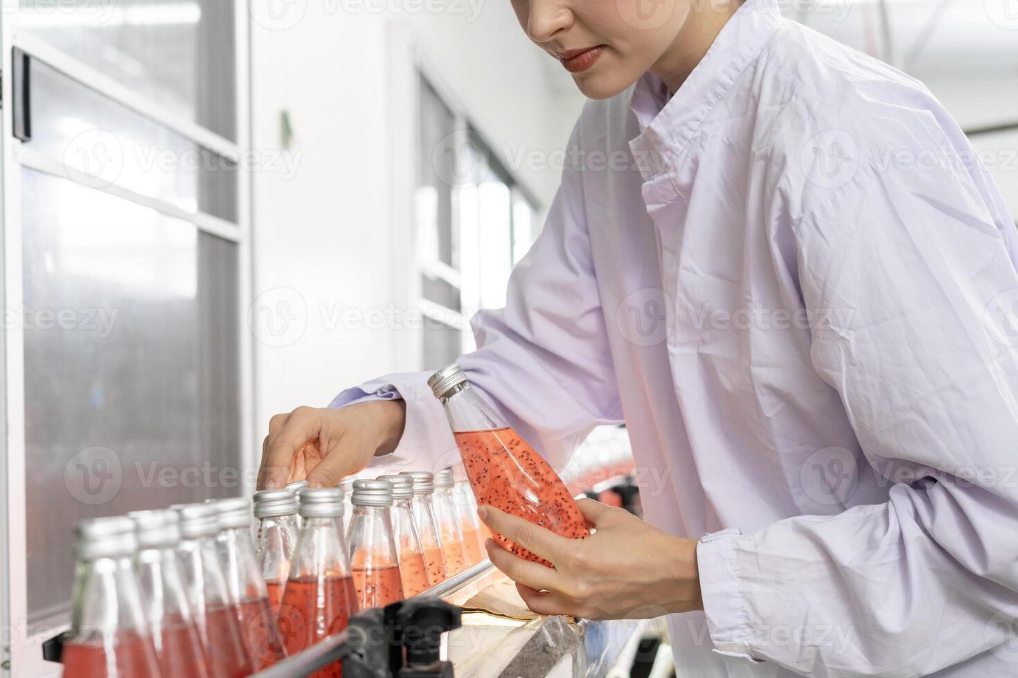 qualità ispettore cibo o bevande tecnico ispezione di qualità controllo cibo o bevande prima Spedire Prodotto per il cliente. produzione capo ricontrollare ingrediente e produttività. foto