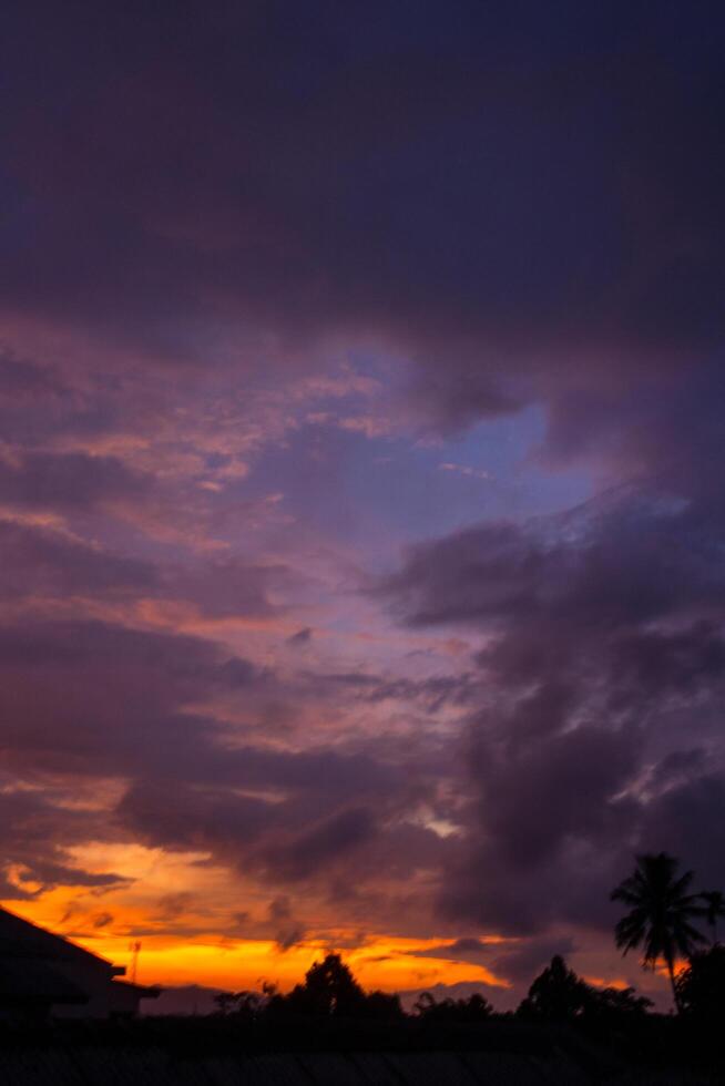 bellissimo visualizzazioni di il tramonto cielo e Alba cielo con colorato nuvole foto