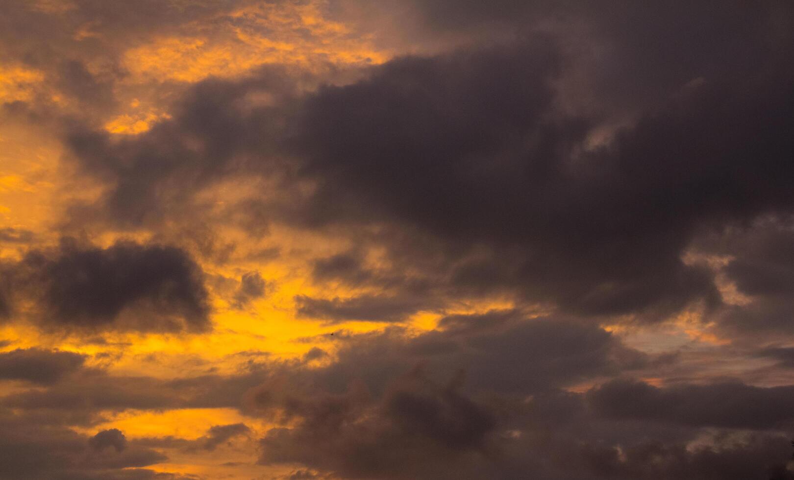 bellissimo visualizzazioni di il tramonto cielo e Alba cielo con colorato nuvole foto