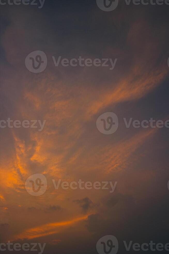 bellissimo visualizzazioni di il tramonto cielo e Alba cielo con colorato nuvole foto