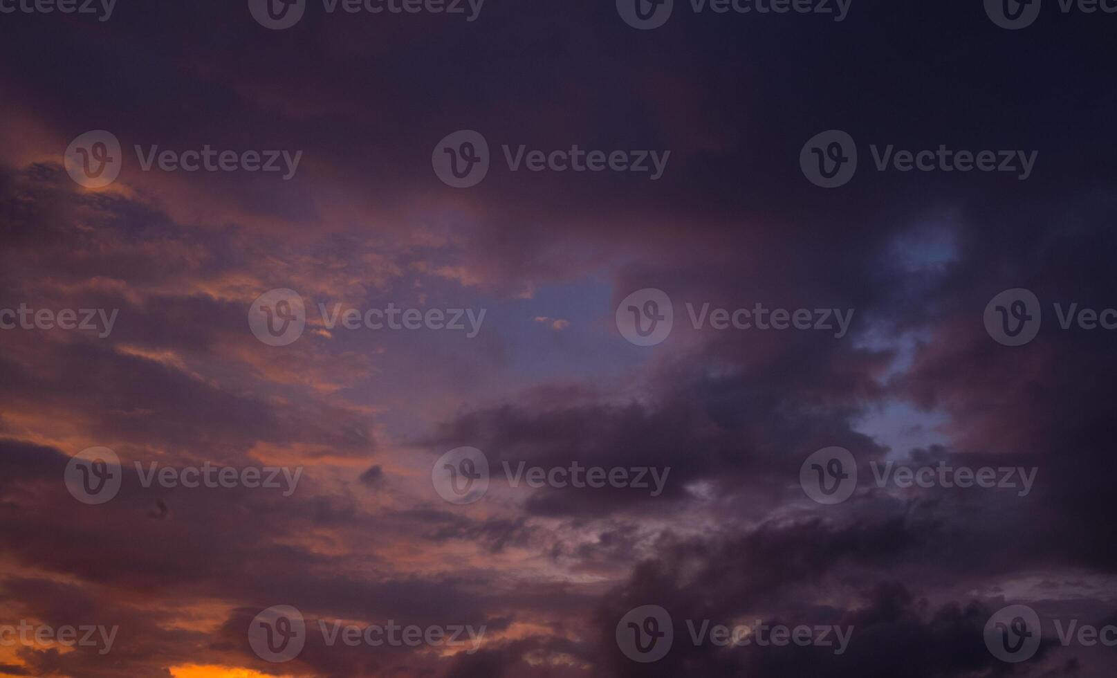 bellissimo visualizzazioni di il tramonto cielo e Alba cielo con colorato nuvole foto