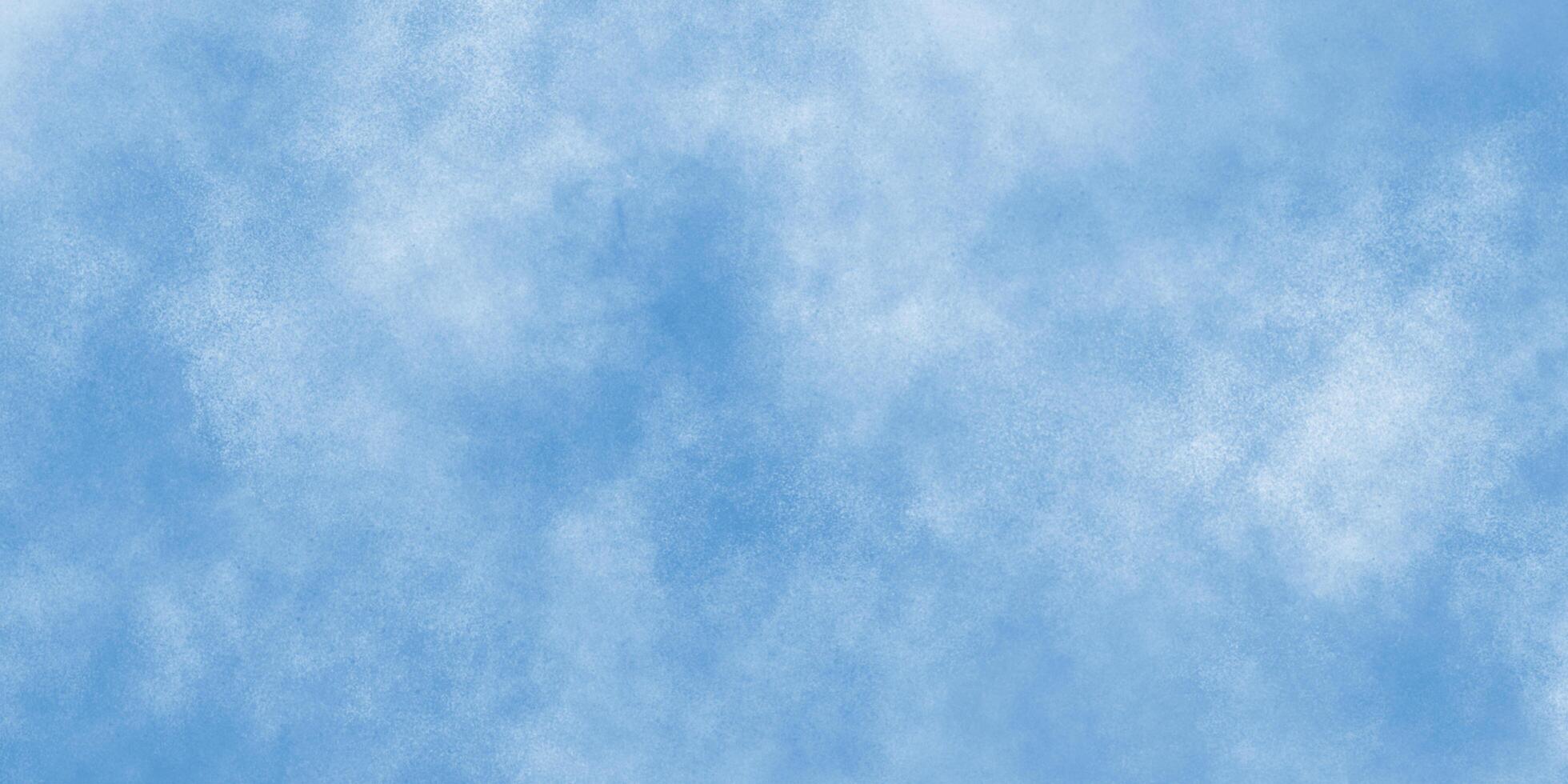 astratto bellissimo morbido nuvoloso cielo blu acquerello sfondo con minuscolo nuvole, dipinto screziato blu sfondo con Vintage ▾ blu carta struttura, bianca nube e blu cielo nuvole, turchese struttura. foto