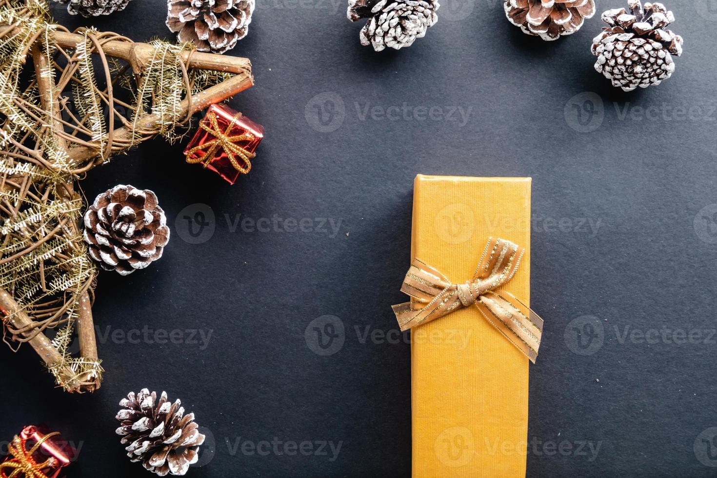 decorazioni natalizie e regali su sfondo nero foto