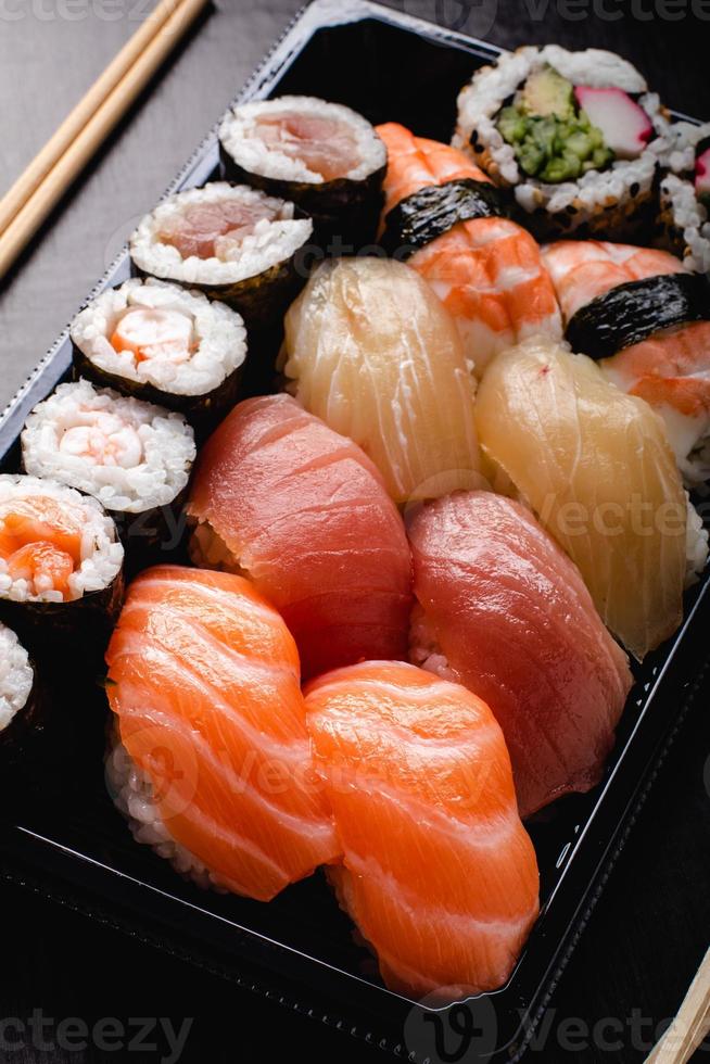 sushi per andare concetto. scatola da asporto con sushi foto