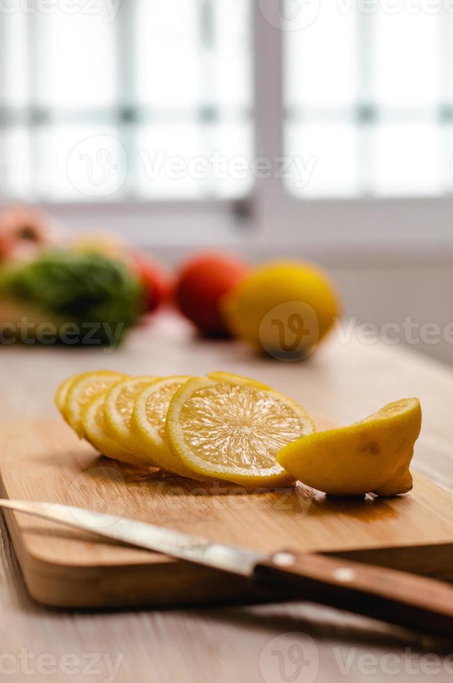 limone tagliato su un tavolo di legno in cucina foto