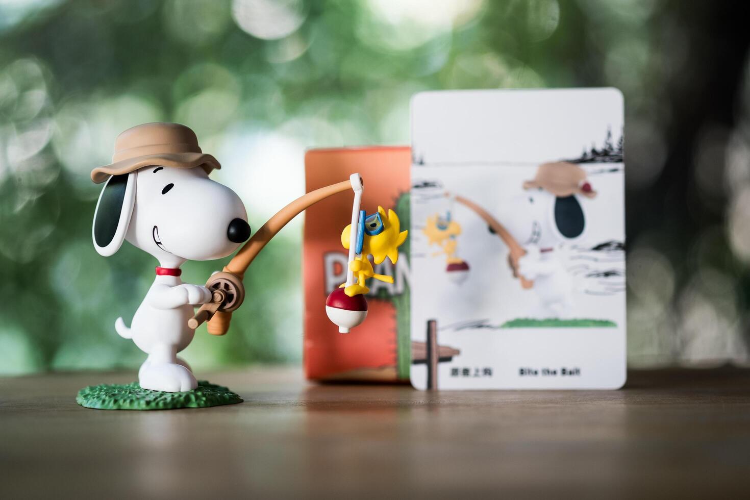 bangkok, Tailandia - febbraio 14, 2024 mordere il esca snoopy a partire dal pop mercato snoopy il migliore amici serie figure. foto