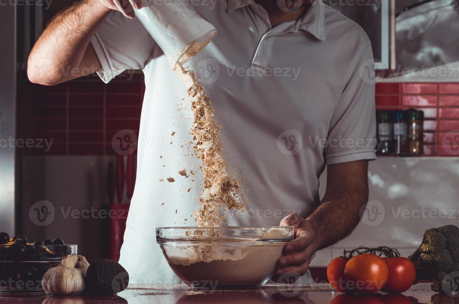 uomo che fa il processo di cottura del seitan a casa. come preparare in casa il seitan carne vegana foto