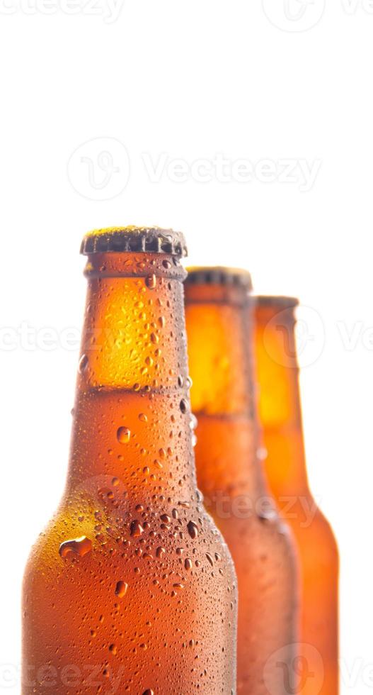 tre bottiglie di birra fresca su sfondo bianco e spazio di copia foto