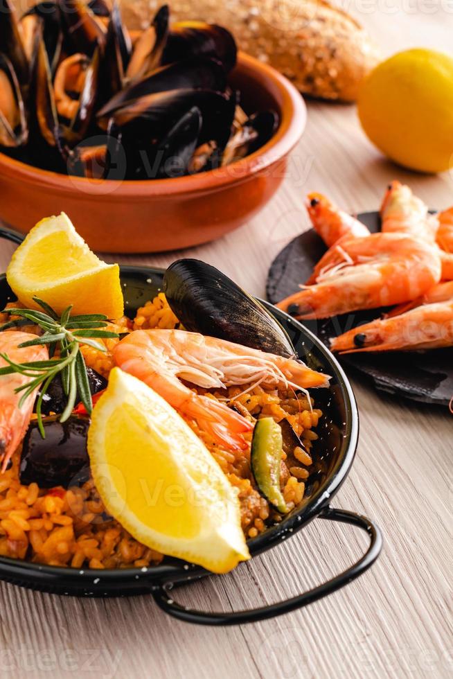 paella cibo tradizionale spagnolo, servito su un piatto di tapa foto