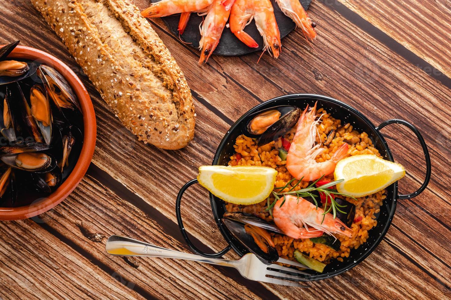 paella cibo tradizionale spagnolo, servito su un piatto di tapa foto