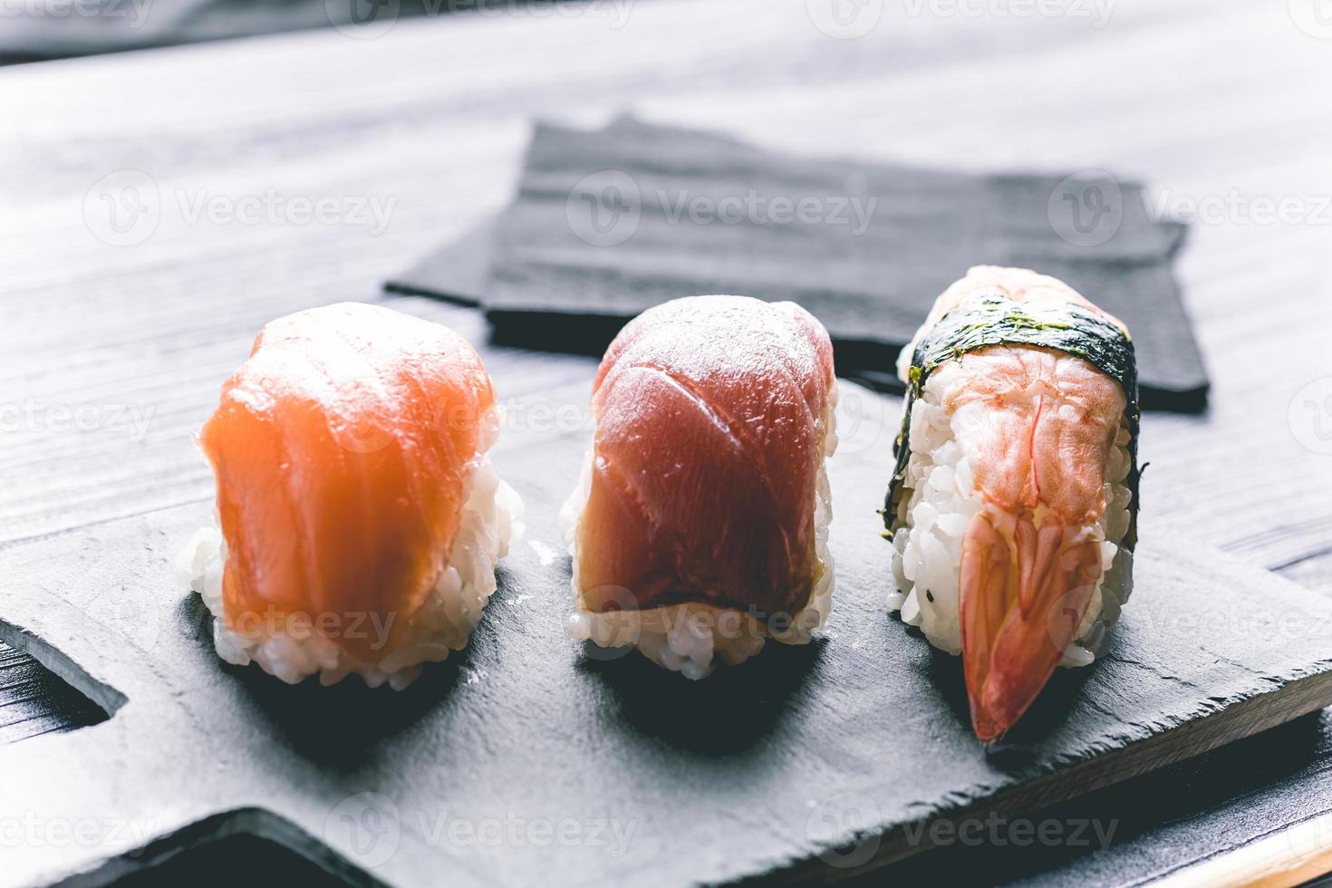 cibo asiatico pronto da mangiare. ristorante di sushi foto