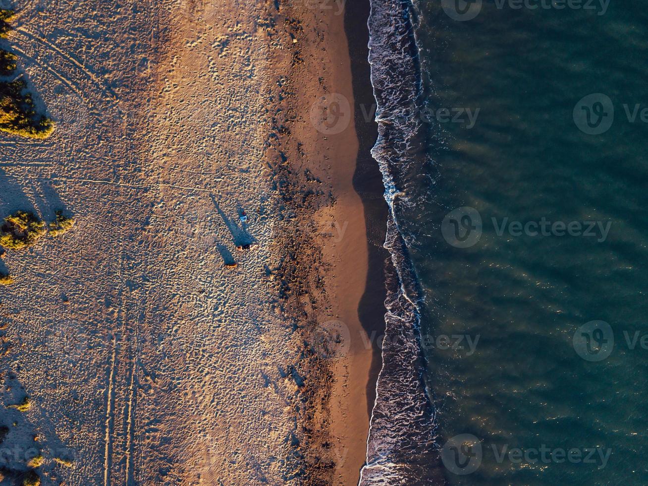 Vedute aeree di una ragazza con il suo cane in una spiaggia vergine, nel parco naturale punta entinas, almeria, spagna foto