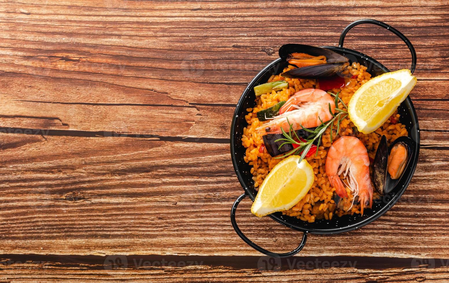 paella di verdure con frutti di mare, vista dall'alto e spazio di copia foto