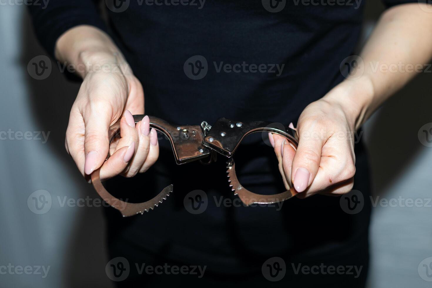 mano spremitura metallo manette, il concetto di la libertà giustizia. foto