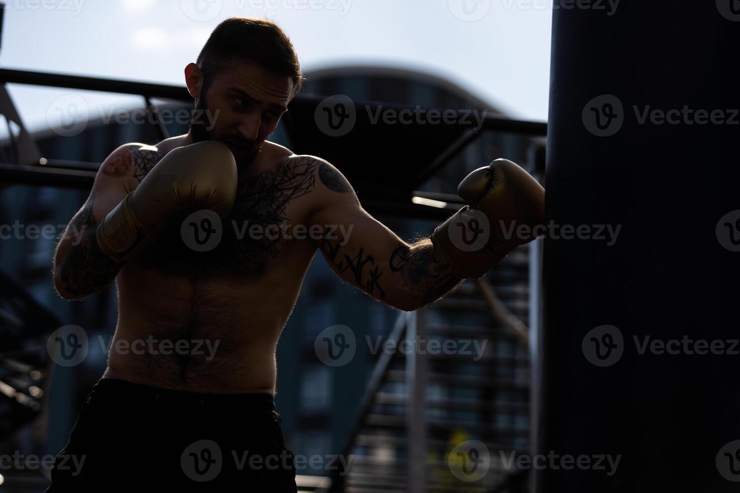 parte di uomo indossare boxe guanti. foto