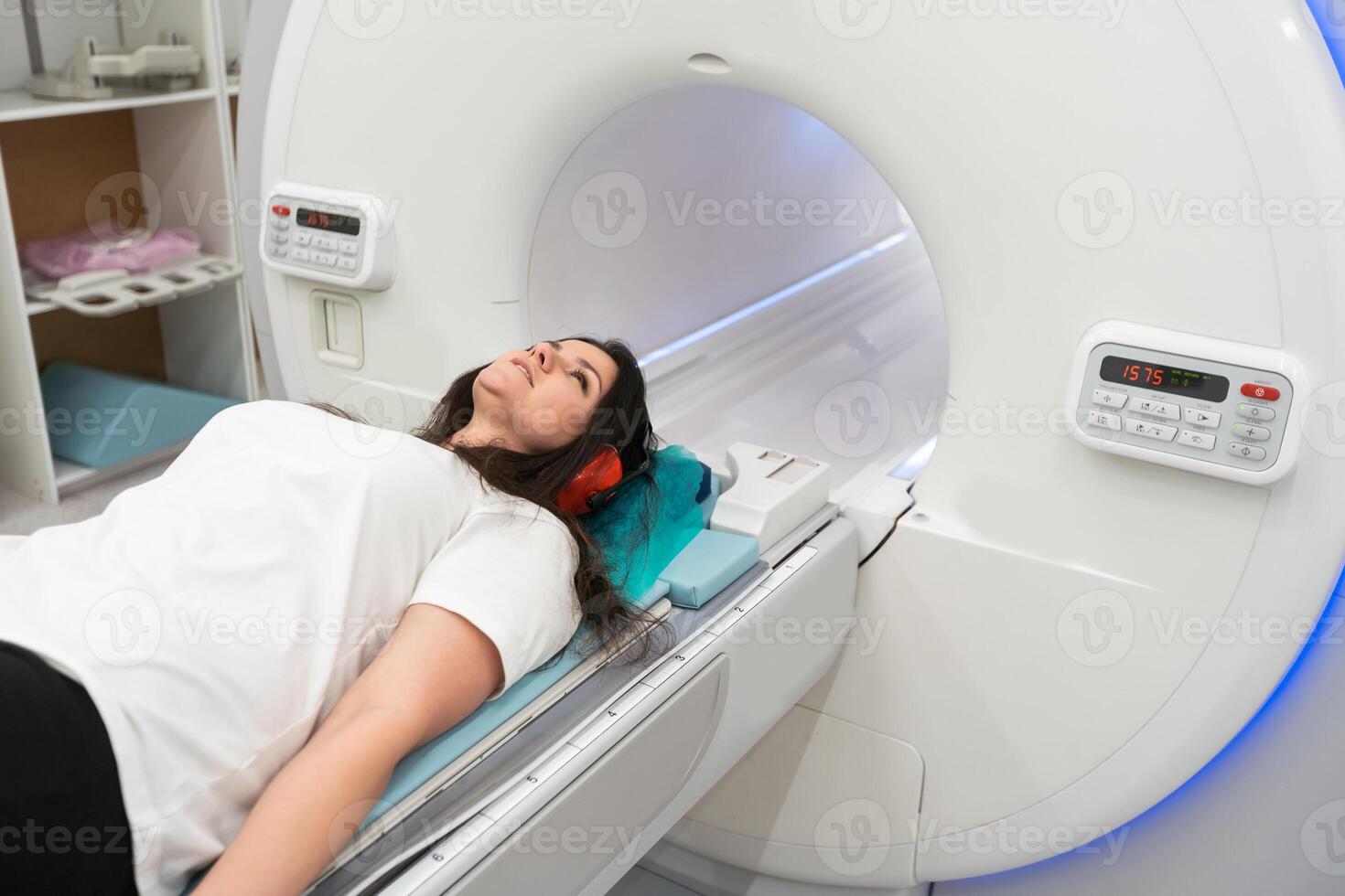 medico ct o mri scansione nel il moderno ospedale laboratorio. interno di radiografia Dipartimento. tecnologicamente Avanzate attrezzatura nel bianca camera. magnetico risonanza diagnostica macchina foto