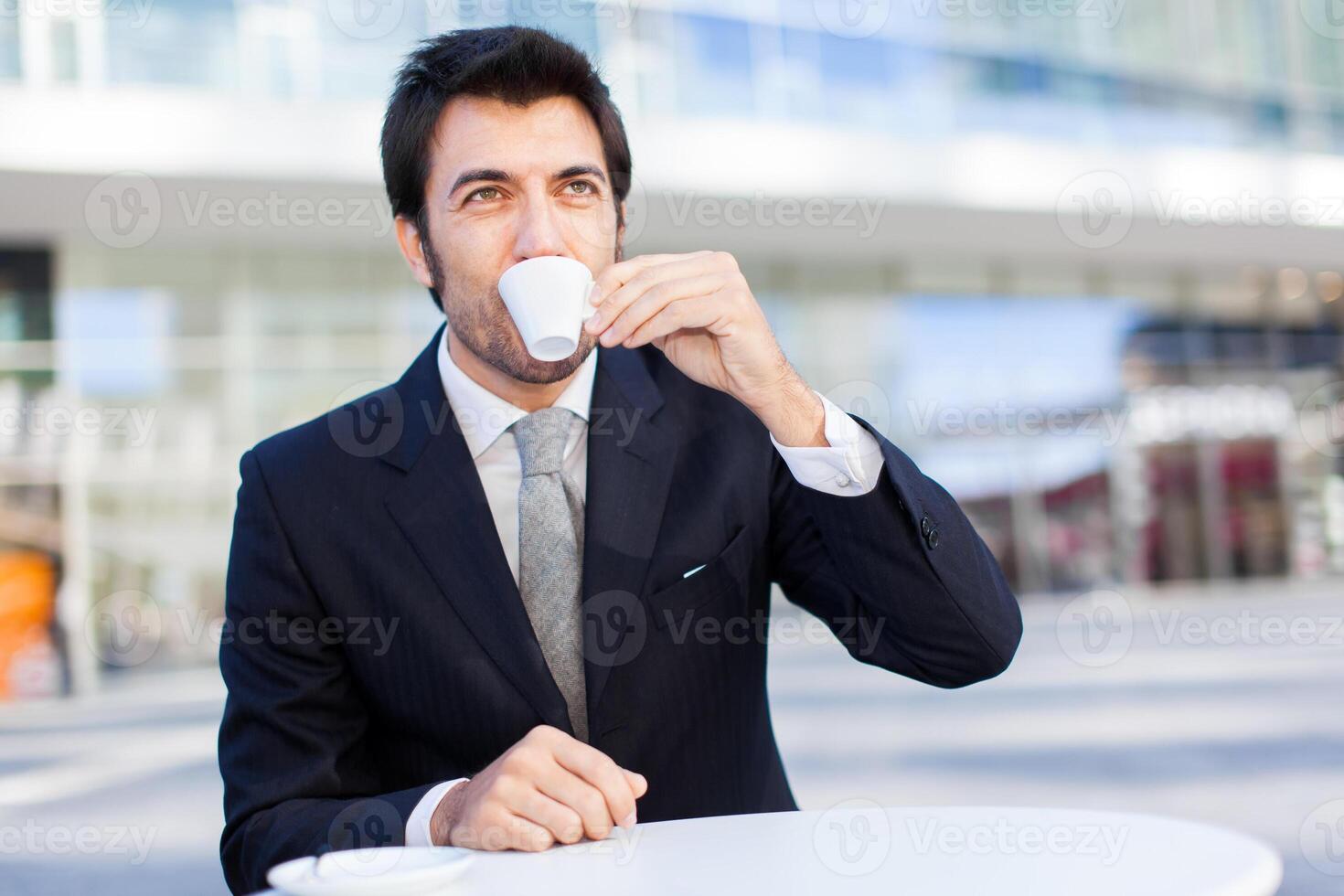 ritratto di un' uomo d'affari potabile un' caffè foto