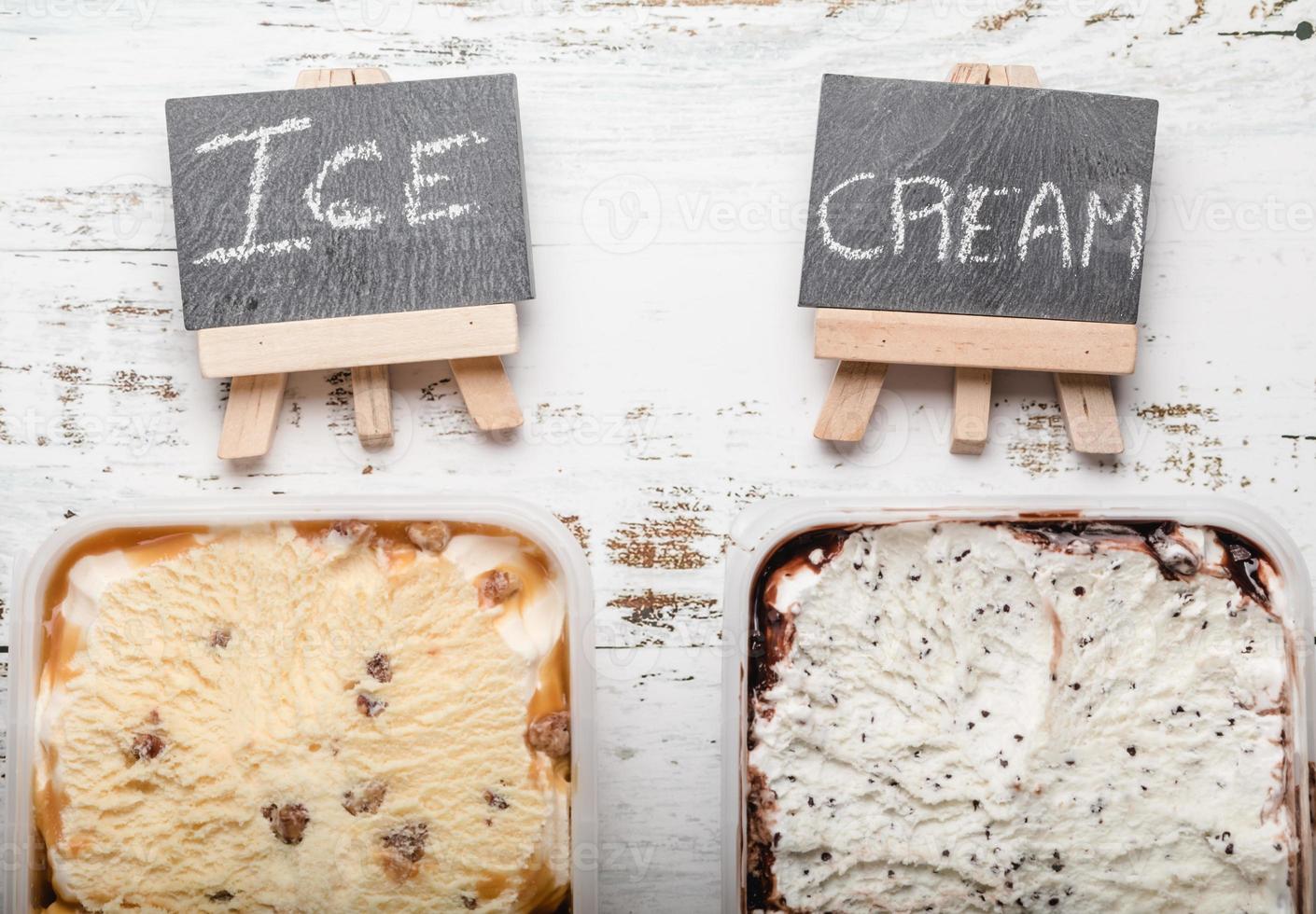 deliziosi dessert gelato con vari condimenti. foto