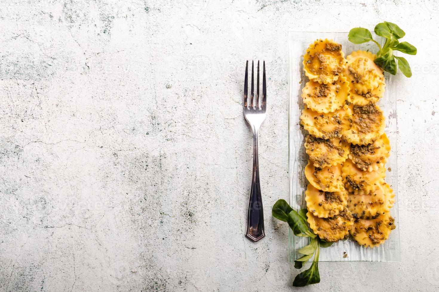 ravioli di pasta ripiena al pesto foto