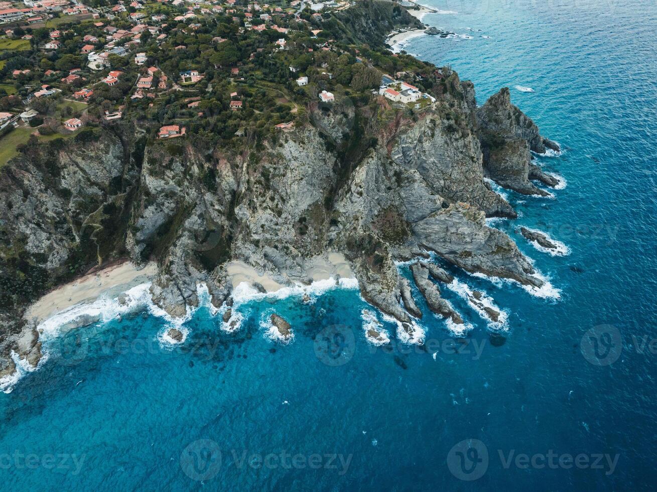 riaci baia aereo scogliera e oceano foto