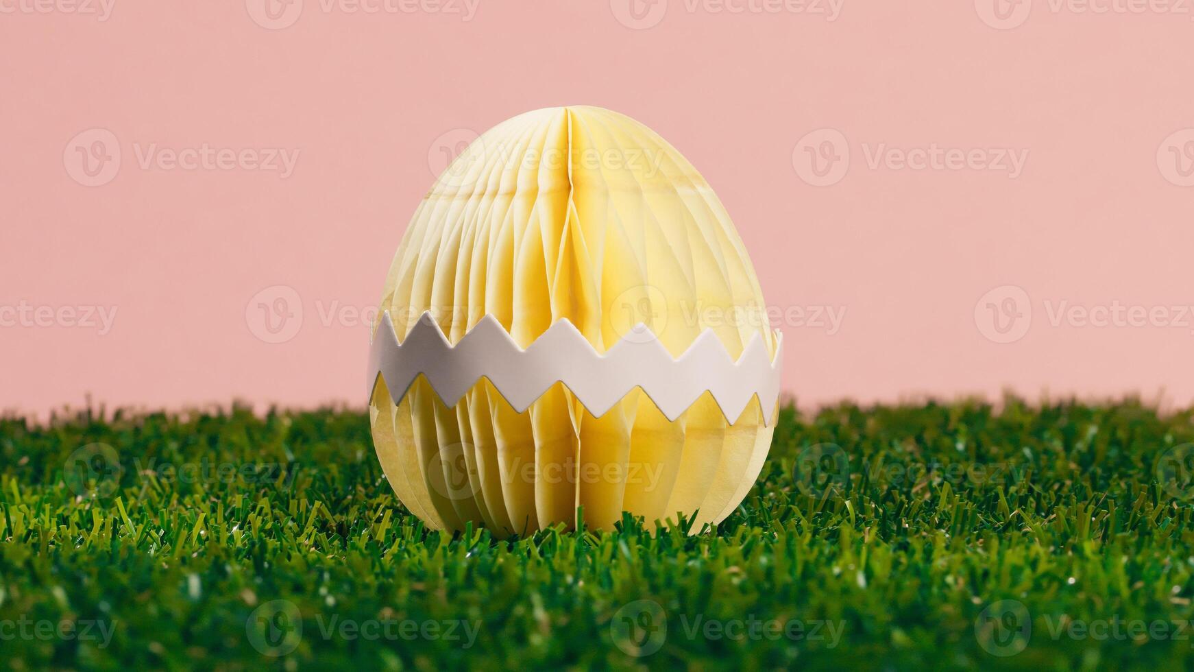 un' giallo Pasqua uovo con un' rosa sfondo foto