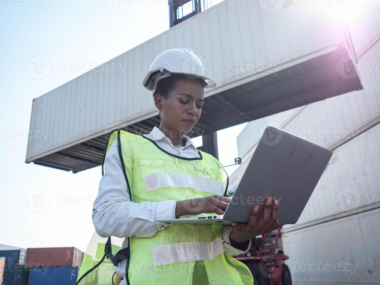 femmina donna signora persona Tenere mano computer taccuino tecnologia digitale gru scatola contenitore logistica importare esportare costume Conservazione lavoro duro e faticoso manager mezzi di trasporto fabbrica produzione nolo porta foto