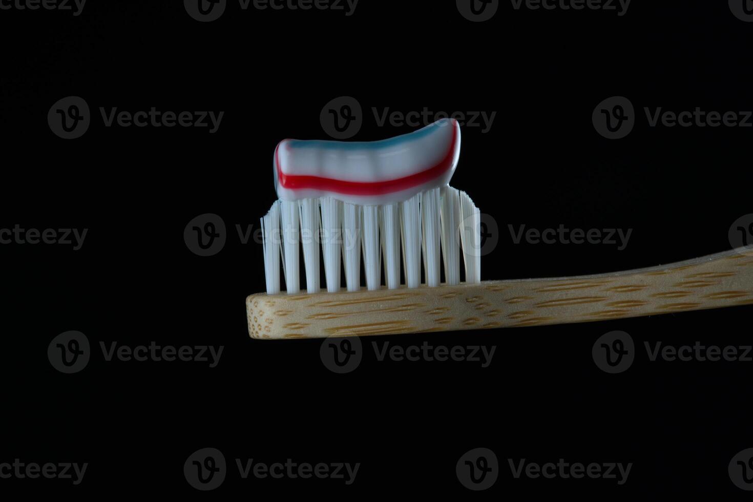 dentifricio su spazzolino macro foto