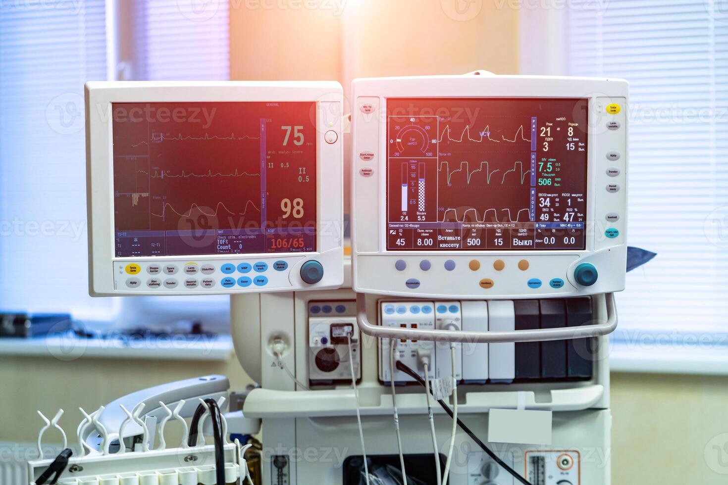 Due schermi nel operativo camera. medico dispositivi, interno ospedale design concetto. interno di operativo camera nel moderno clinica, tenere sotto controllo con test avvicinamento foto