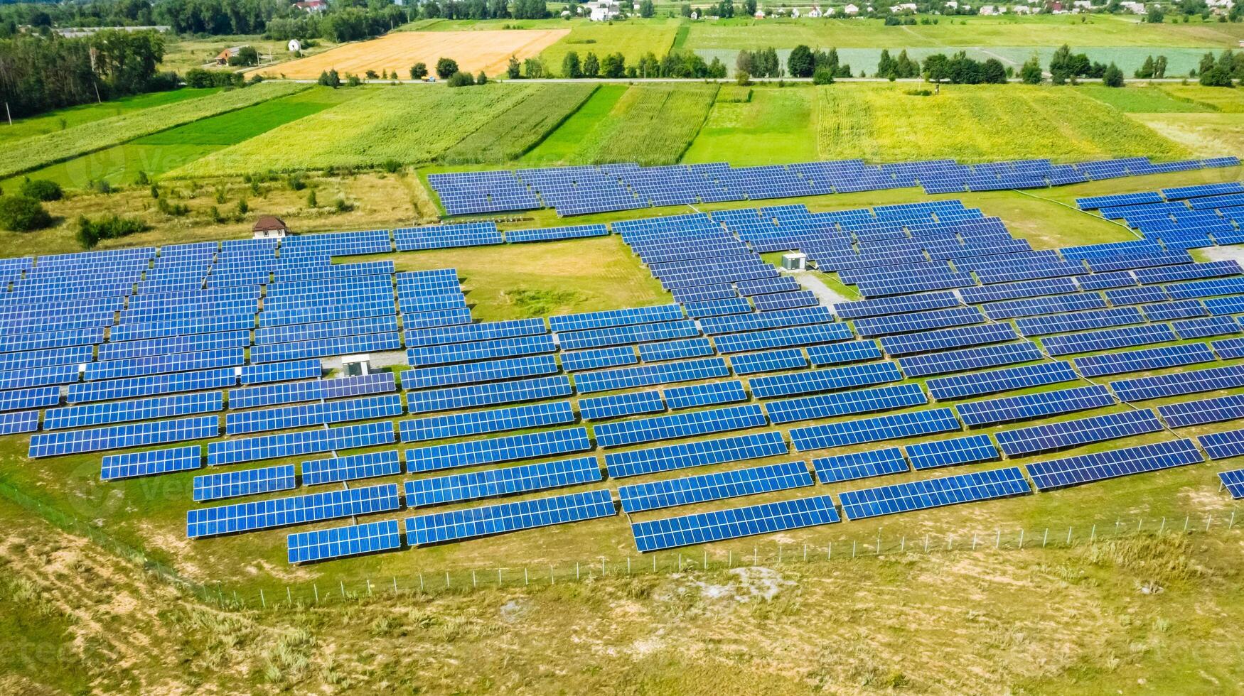 aereo Visualizza di solare pannelli. fotovoltaico energia fornitura sistemi. solare energia pianta. foto